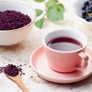 Večerný čaj môže chutiť ešte lepšie. ☕ Šťavu z arónie si môžete jednoducho priliať do teplého čaju – dodá mu jemnú ovocnú...